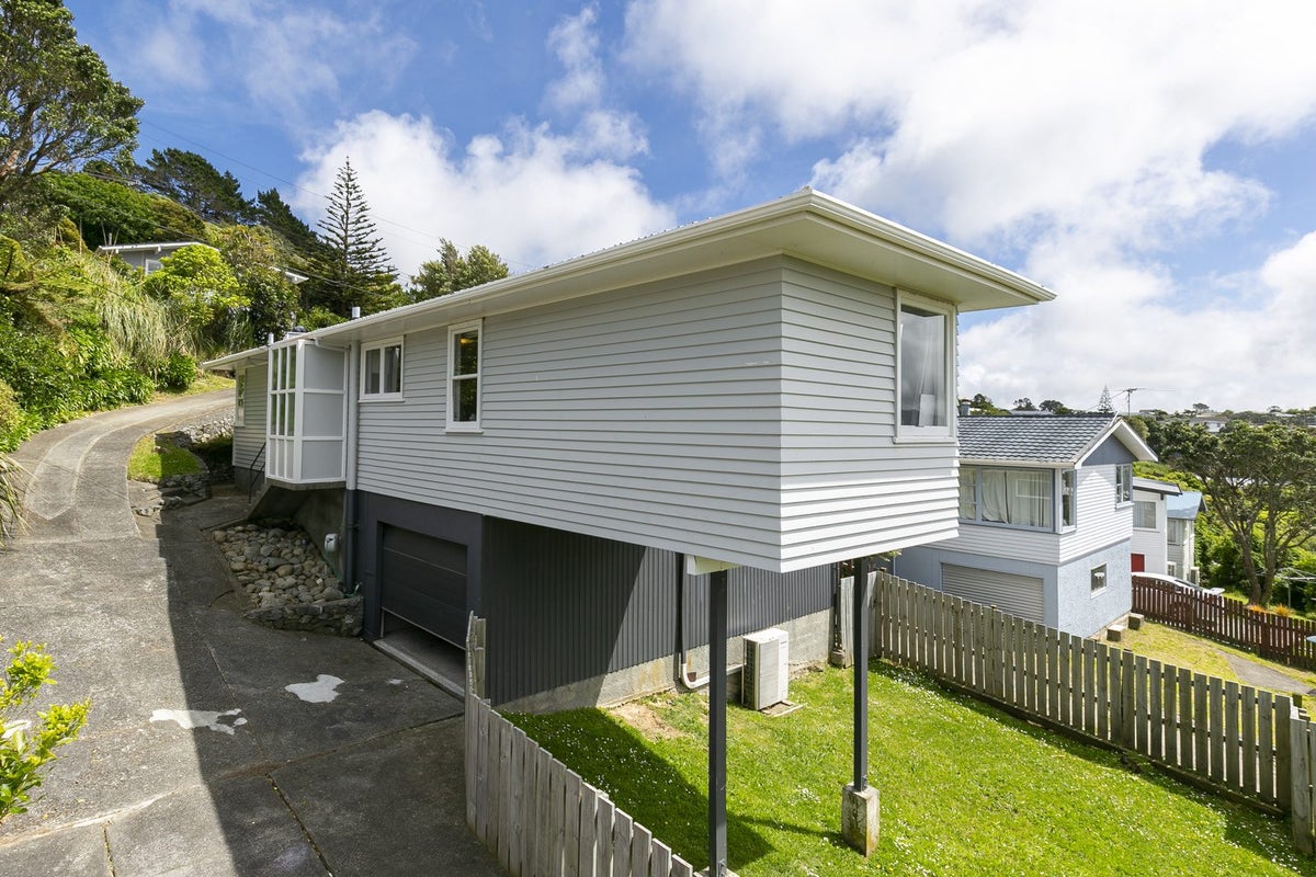 12 Alwyn Place, Newlands, Wellington - Carousel 1