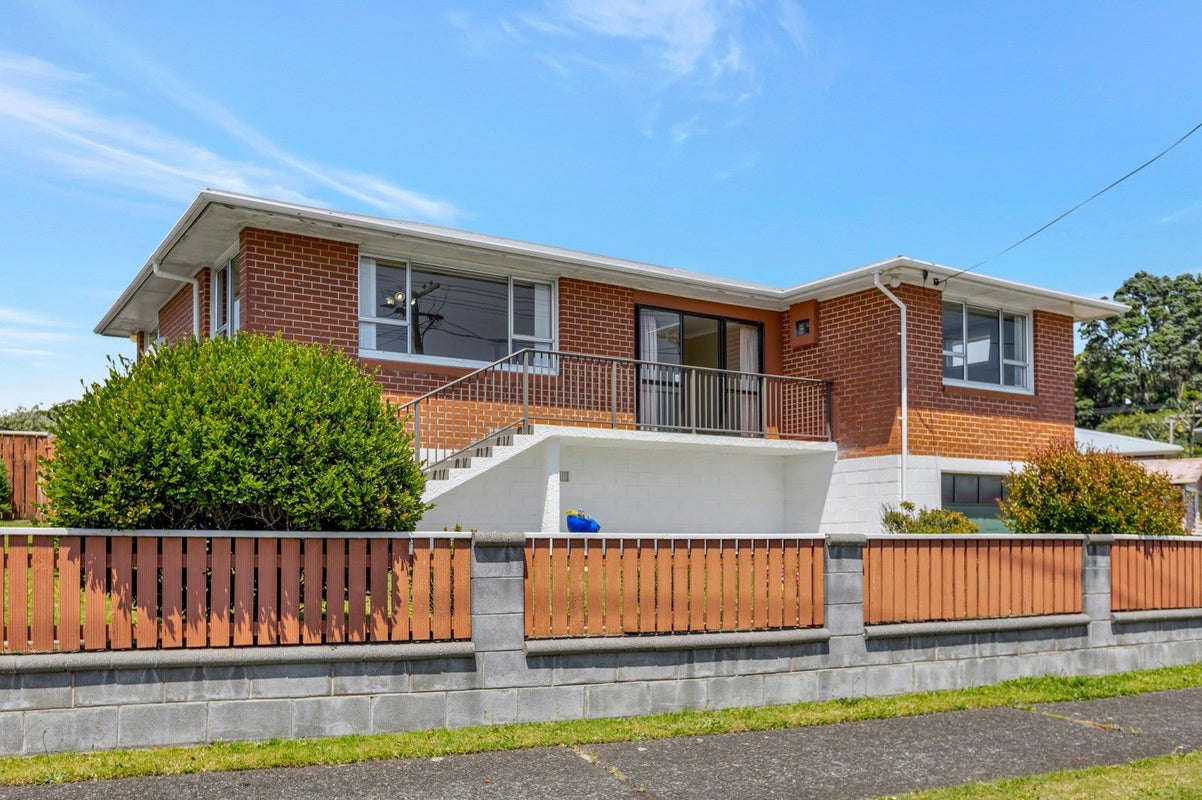 6 Rospeath Crescent, Spotswood, New Plymouth - Carousel 1
