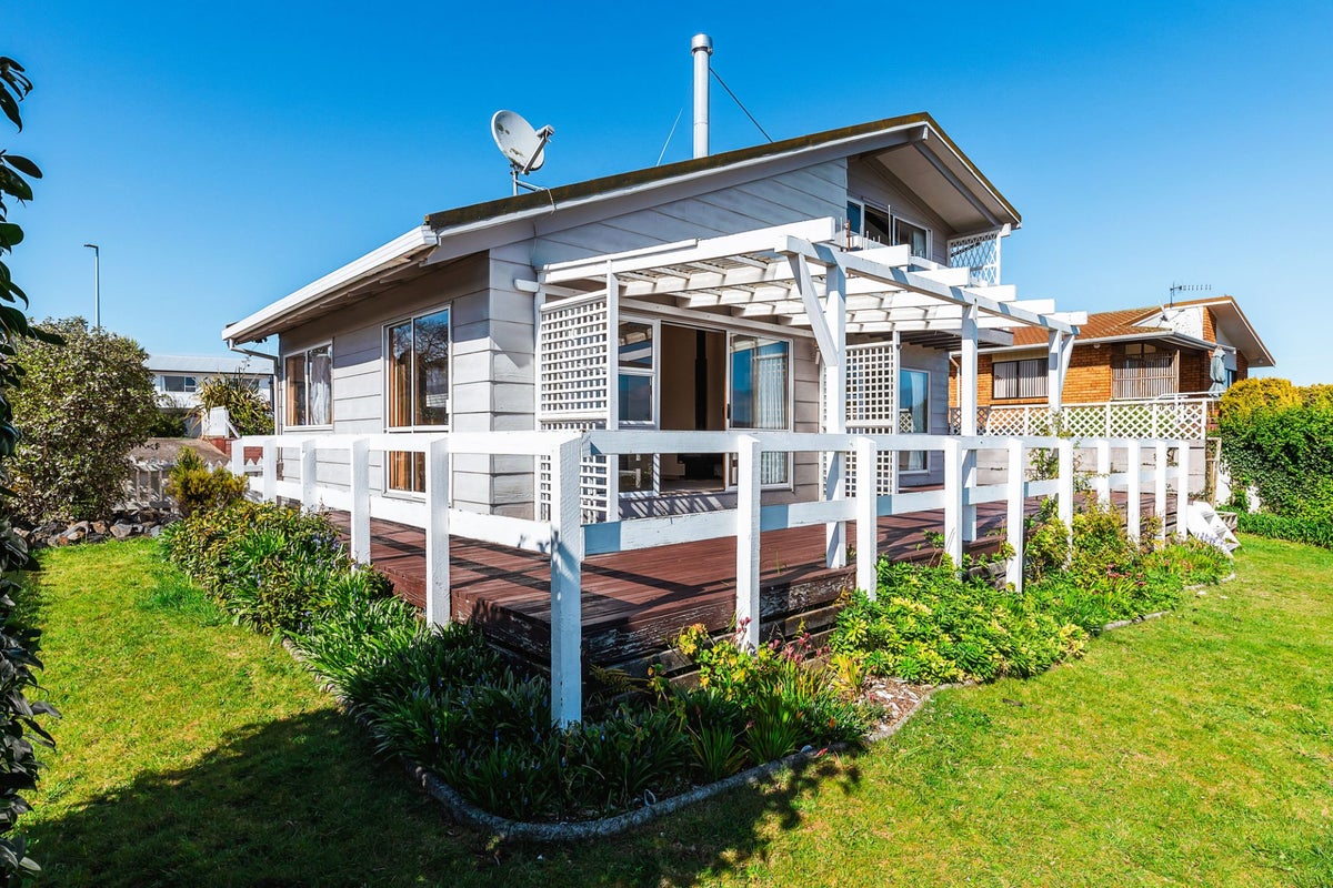 9 Kempton Place, Richmond Heights, Taupo - Carousel 2