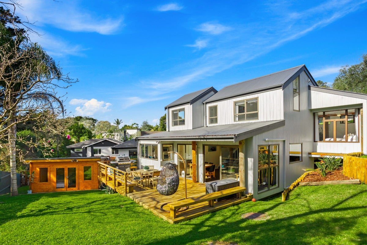 7 Mahuta Grove, Northcote, Auckland - Carousel 1