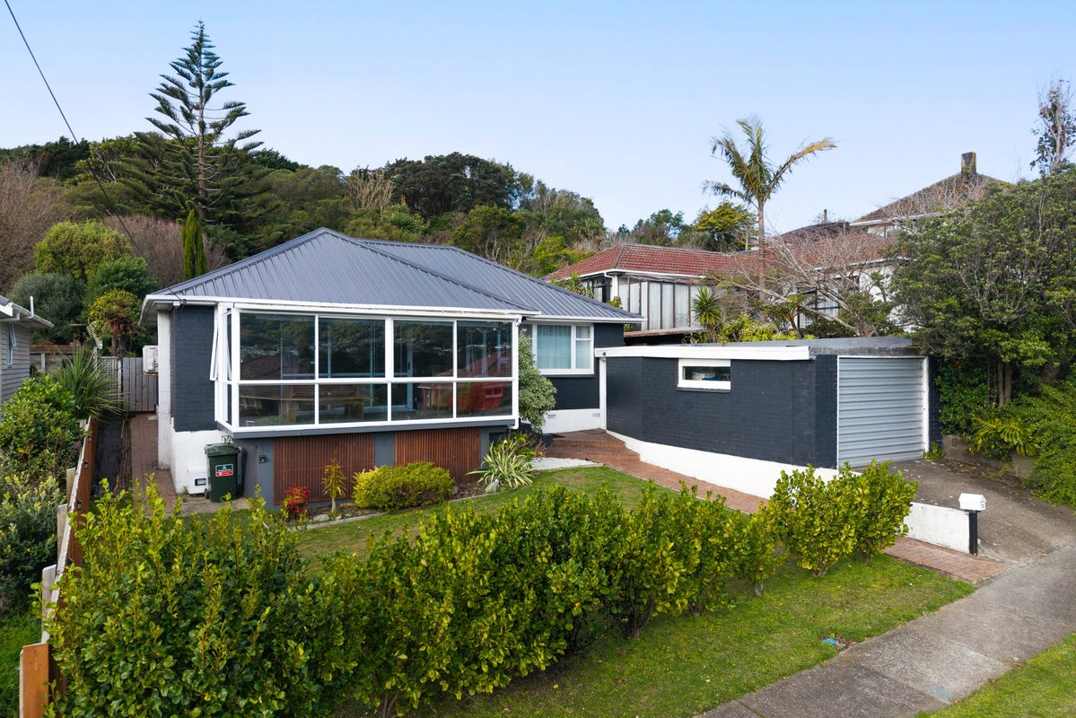 73 Taylor Terrace, Tawa, Wellington - Carousel 1
