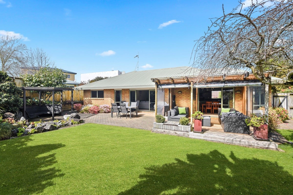10 Guernsey Place, Grandview Heights, Hamilton - Carousel 1