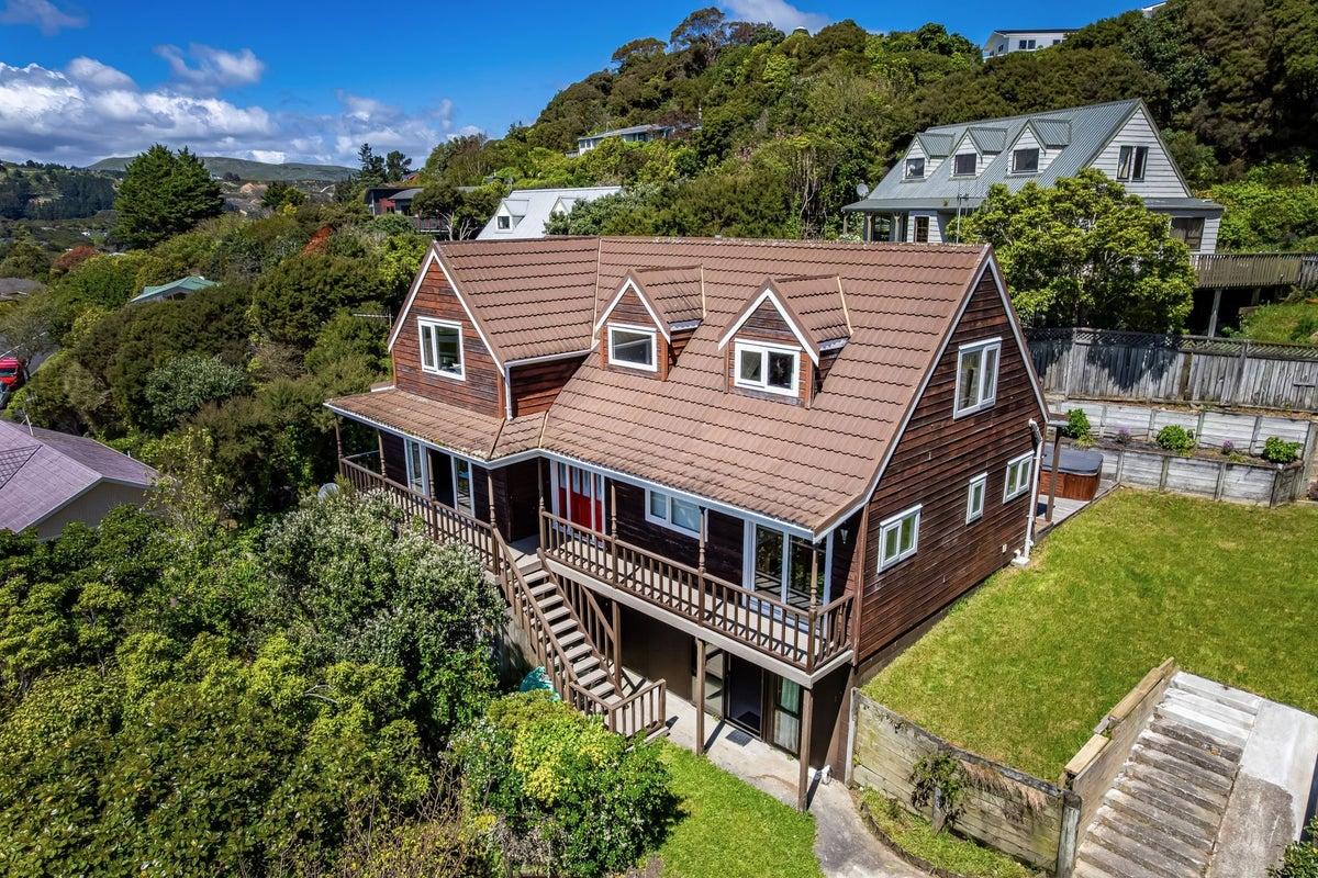 77 Ayton Drive, Whitby, Porirua - Carousel 1