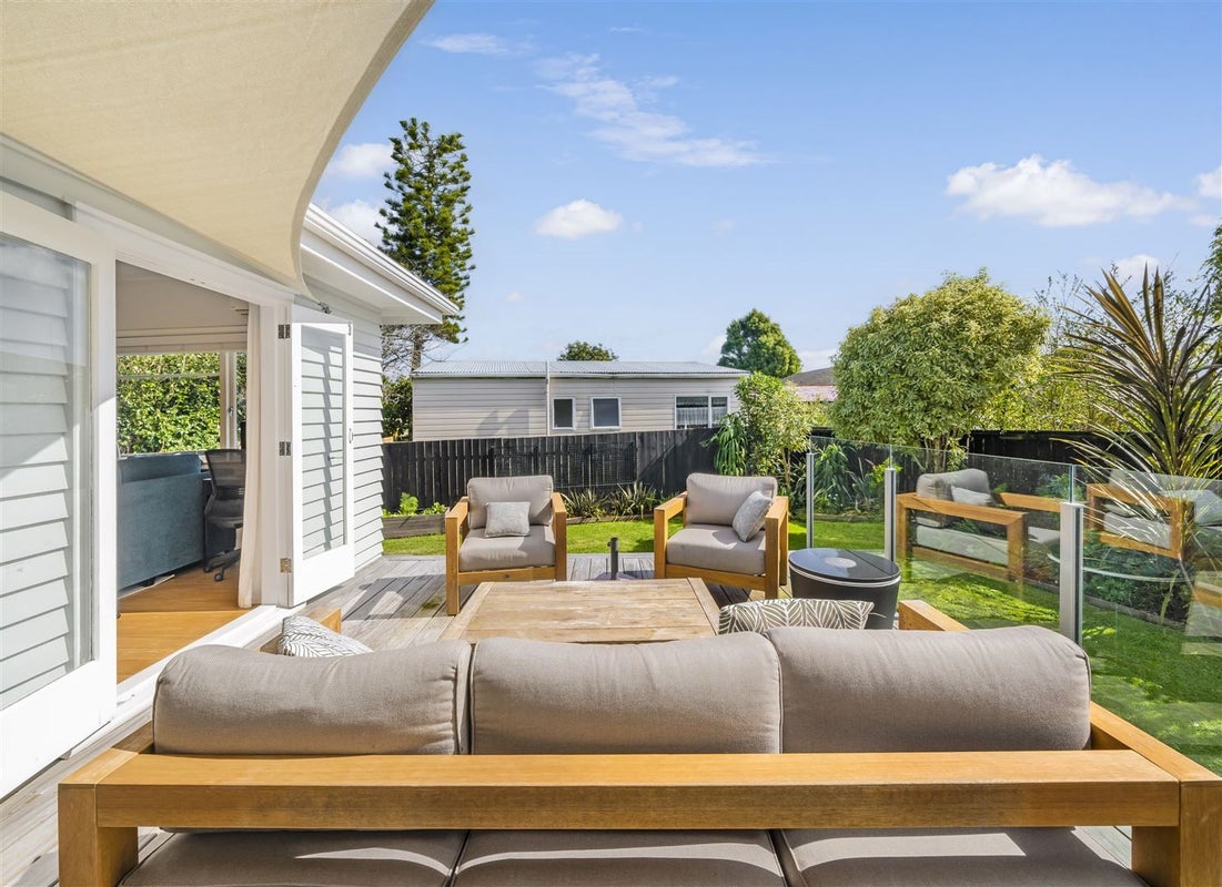 17A Clinton Avenue, Te Atatu Peninsula, Auckland - Carousel 2