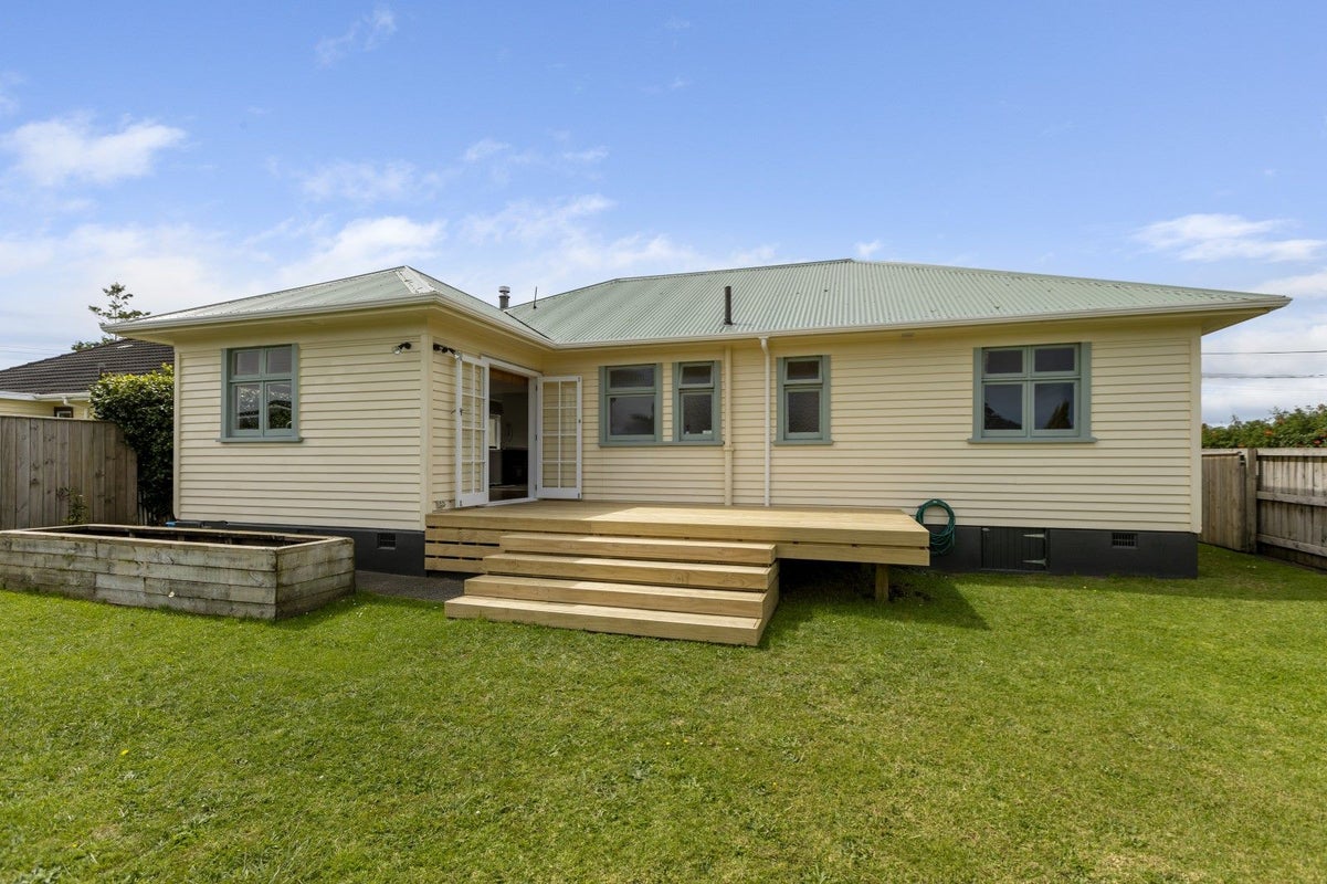 130 Seaview Road, Westown, New Plymouth - Carousel 2