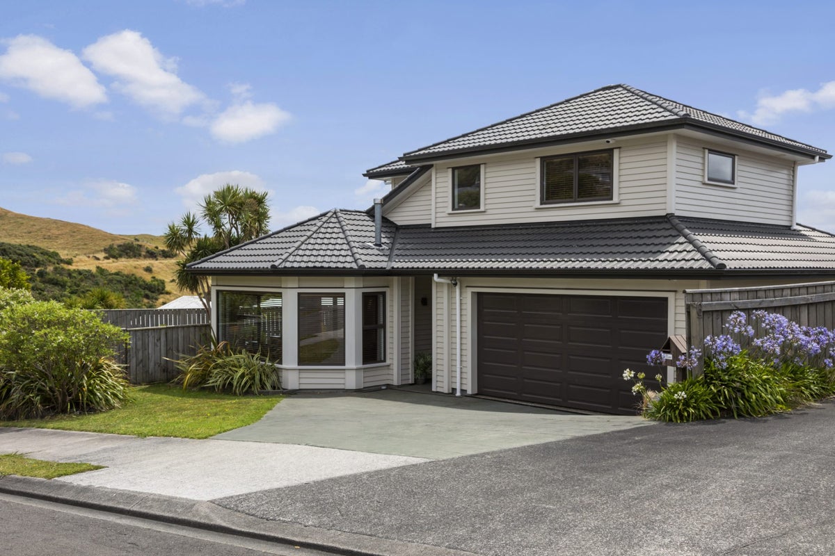 8 Carmichael Street, Johnsonville, Wellington - Carousel 1