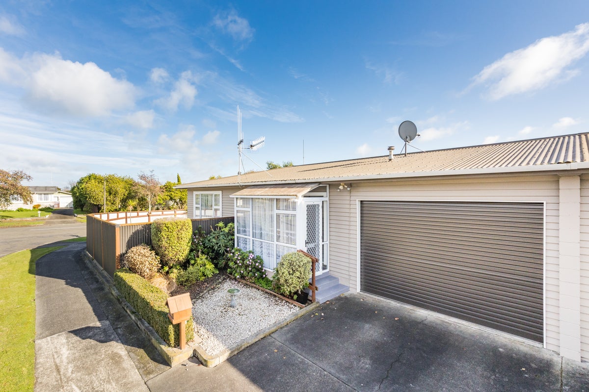 46 Abraham Crescent, Milson, Palmerston North - Carousel 1
