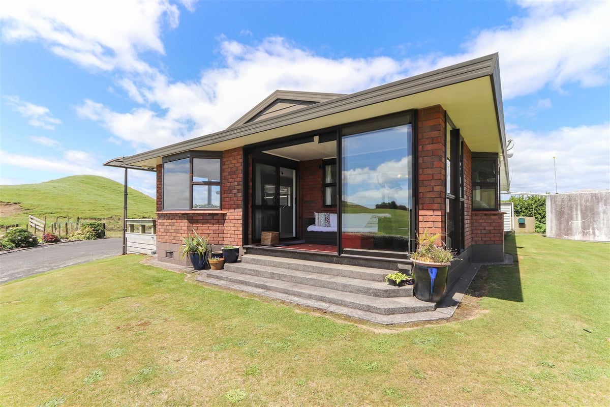 1091 Upland Road, Egmont Village, Inglewood - Carousel 2