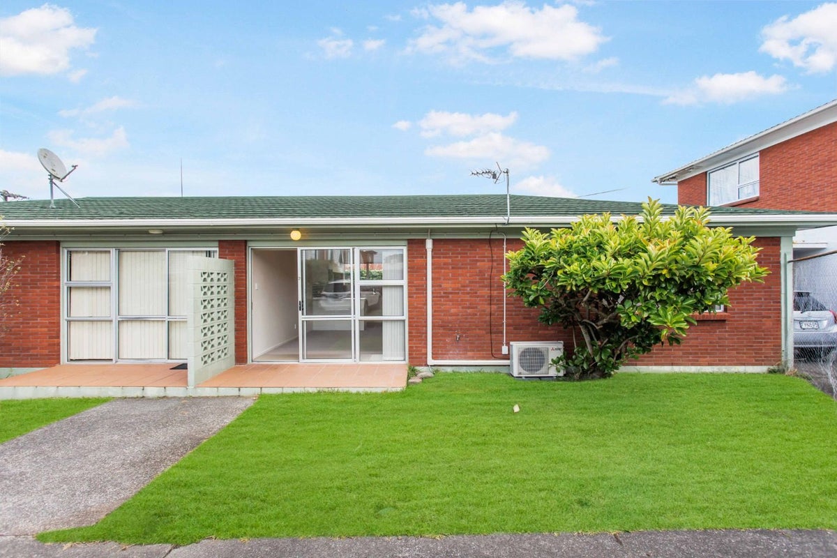 2/5 Sylvan Crescent, Te Atatu South, Auckland - Carousel 1