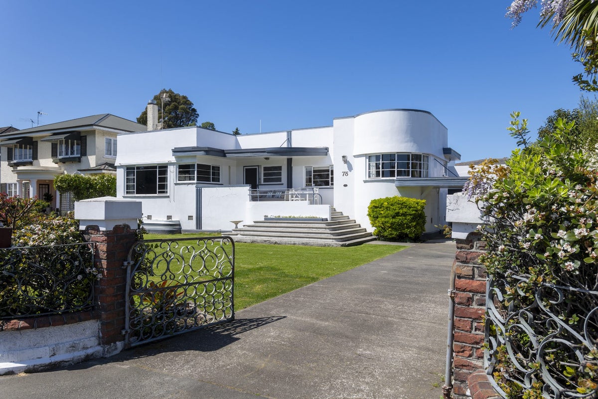 75 Esplanade, Kaiti, Gisborne - Carousel 1