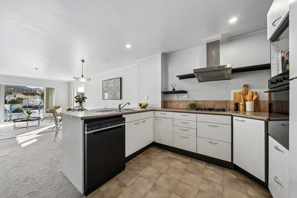 10/6 Brown Street, Mount Cook, Wellington - Carousel 2