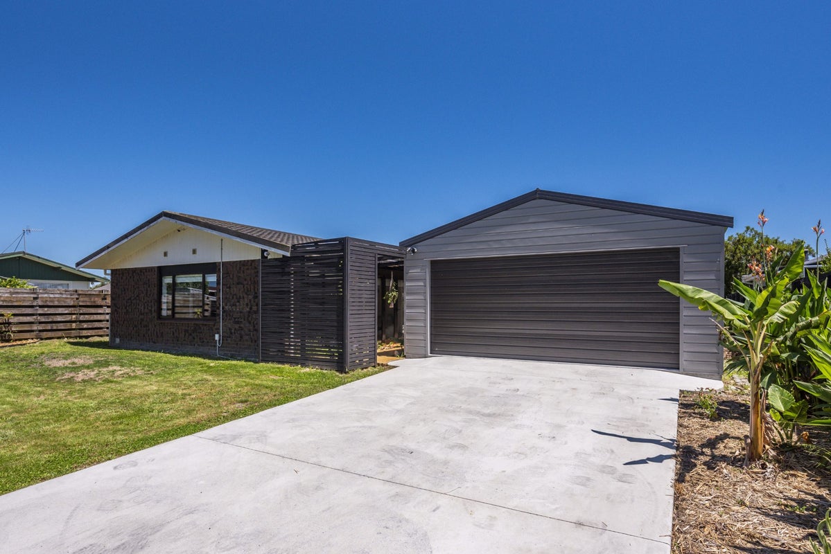 4 Graham Grove, Waikanae - Carousel 1