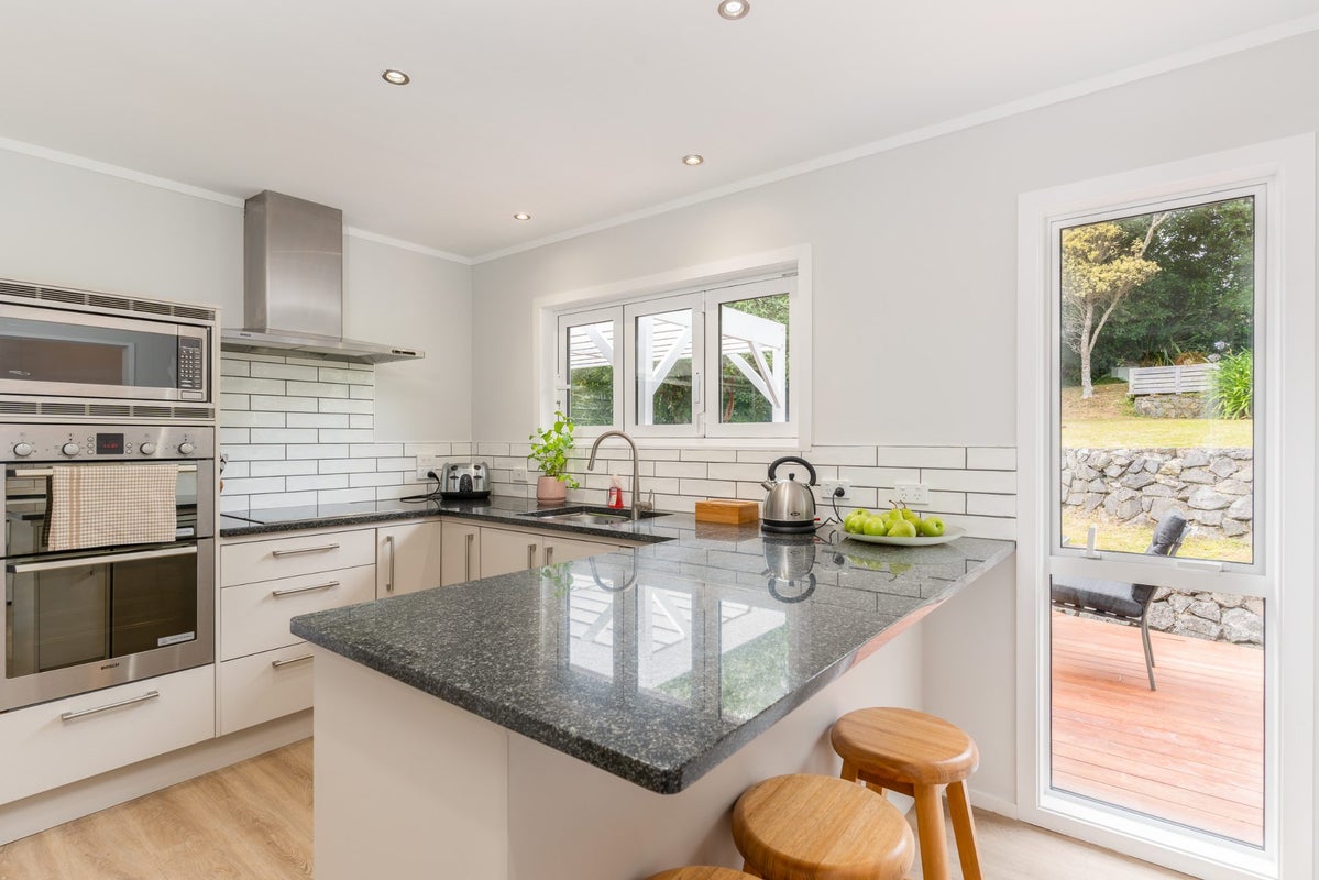 18 Greyfriars Crescent, Tawa, Wellington - Carousel 2
