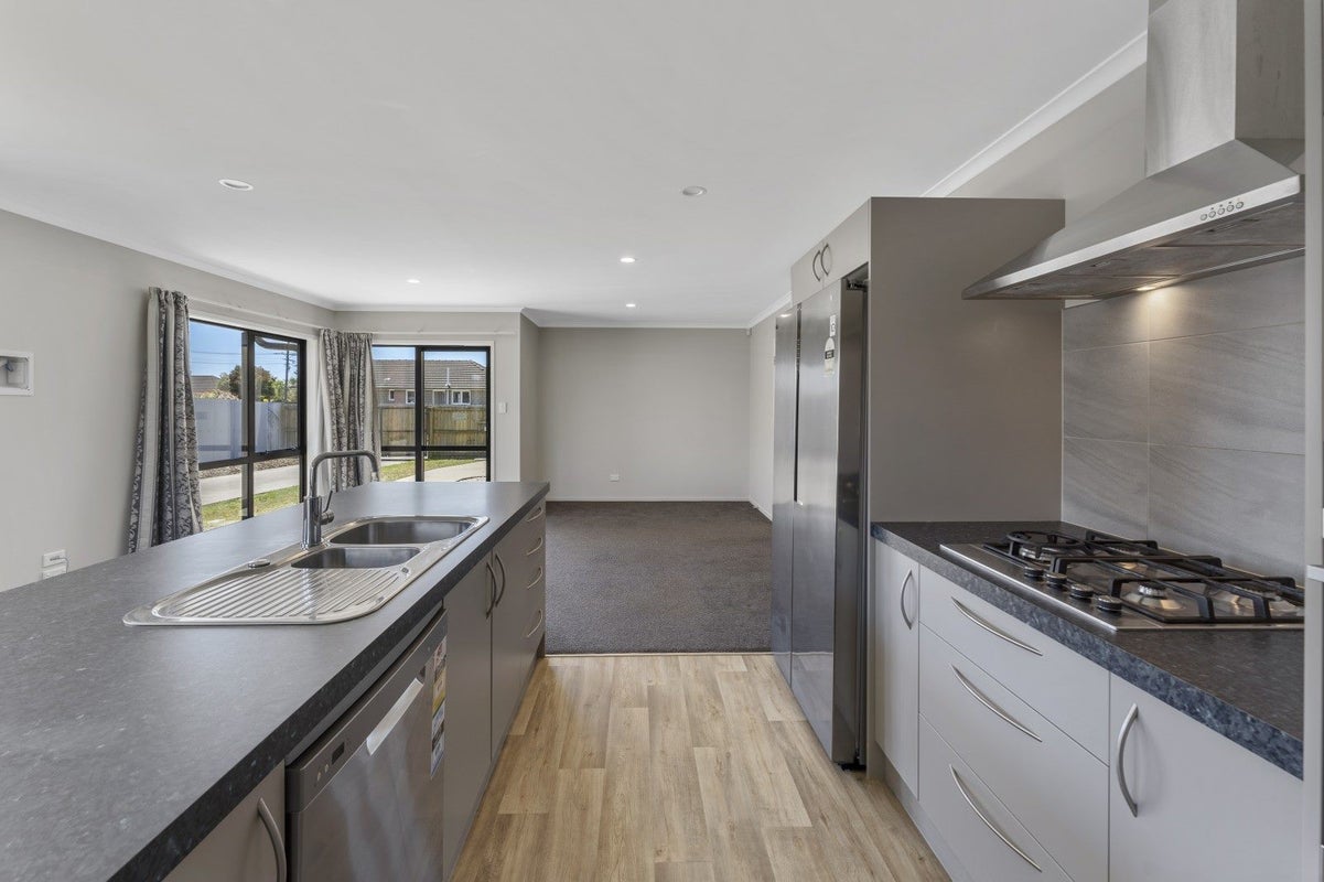 4 Sandown Crescent, Aranui, Christchurch - Carousel 2