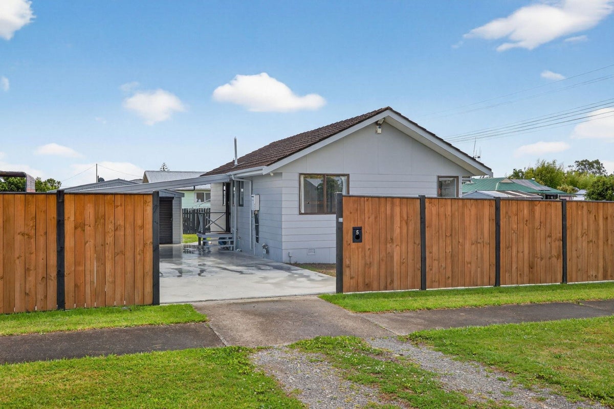 5 Cemetery Road, Sanson, Sanson - Carousel 1