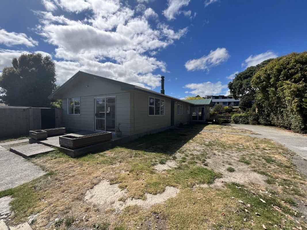 16 Hicks Crescent, Waikanae Beach, Waikanae - Carousel 1