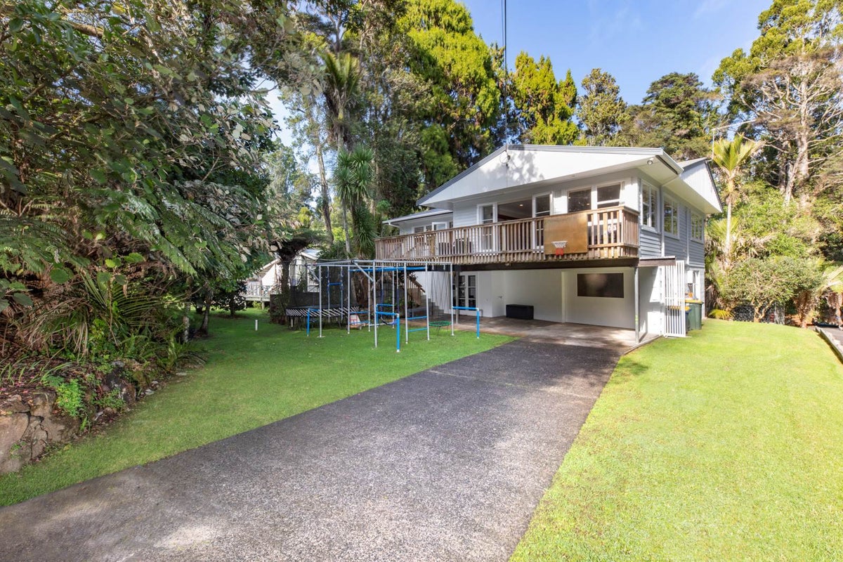 32 Waima Crescent, Titirangi, Auckland - Carousel 1