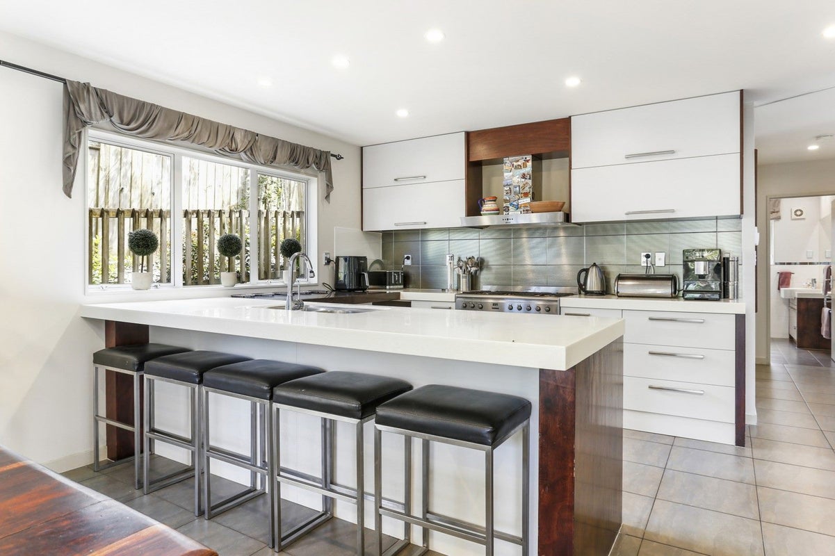 70 Saddleback Rise, Murrays Bay, Auckland - Carousel 2