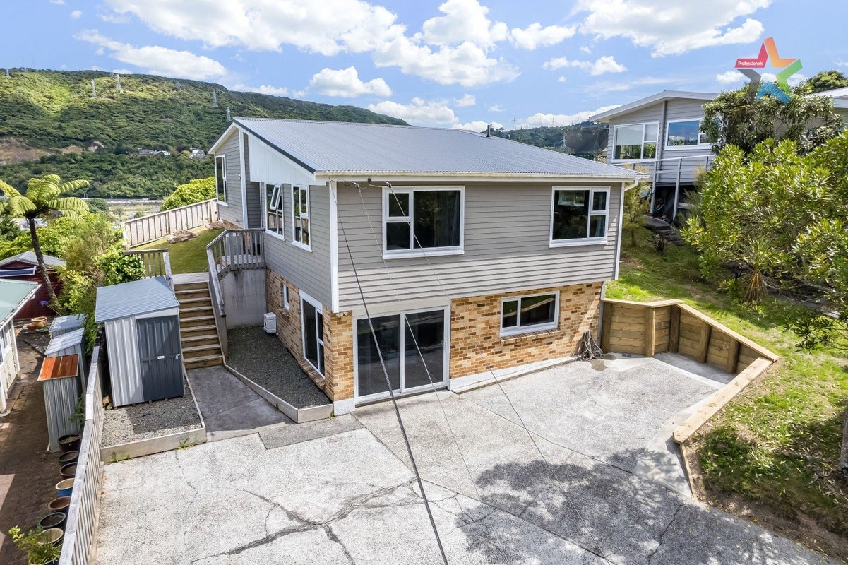 11 Manor Drive, Stokes Valley, Lower Hutt - Carousel 2