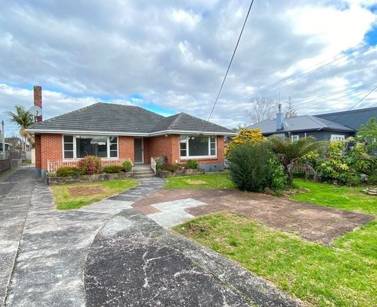 18 Taikata Road, Te Atatu Peninsula, Auckland - Carousel 1