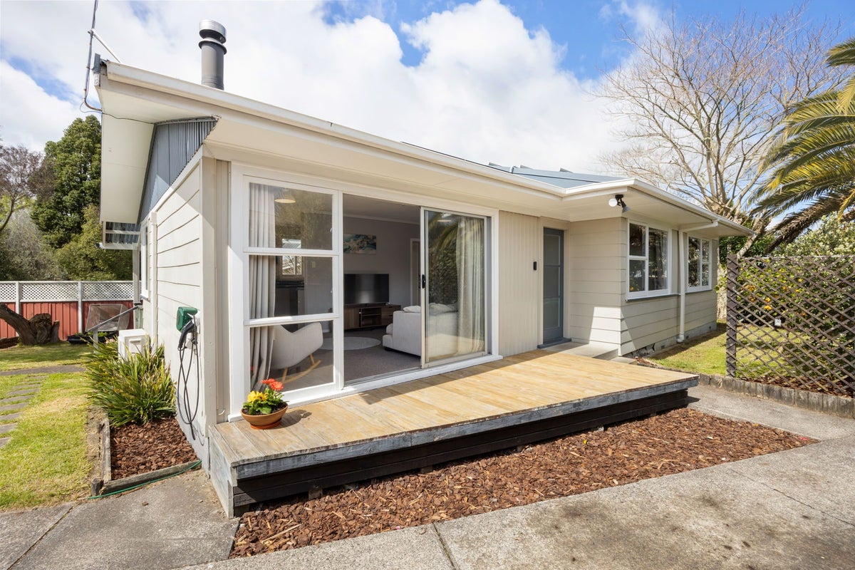 30 Deanwell Avenue, Deanwell, Hamilton - Carousel 1