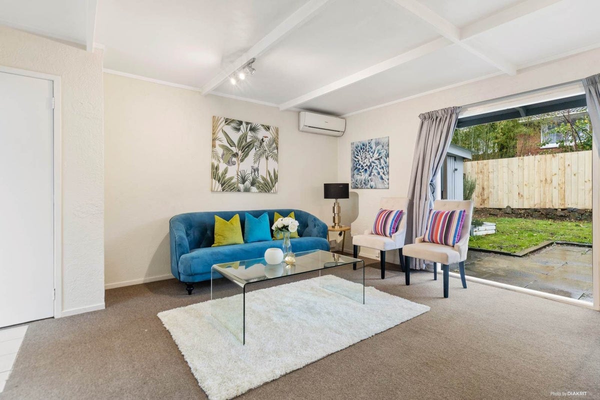 2/27 Lagoon Drive, Panmure, Auckland - Carousel 2