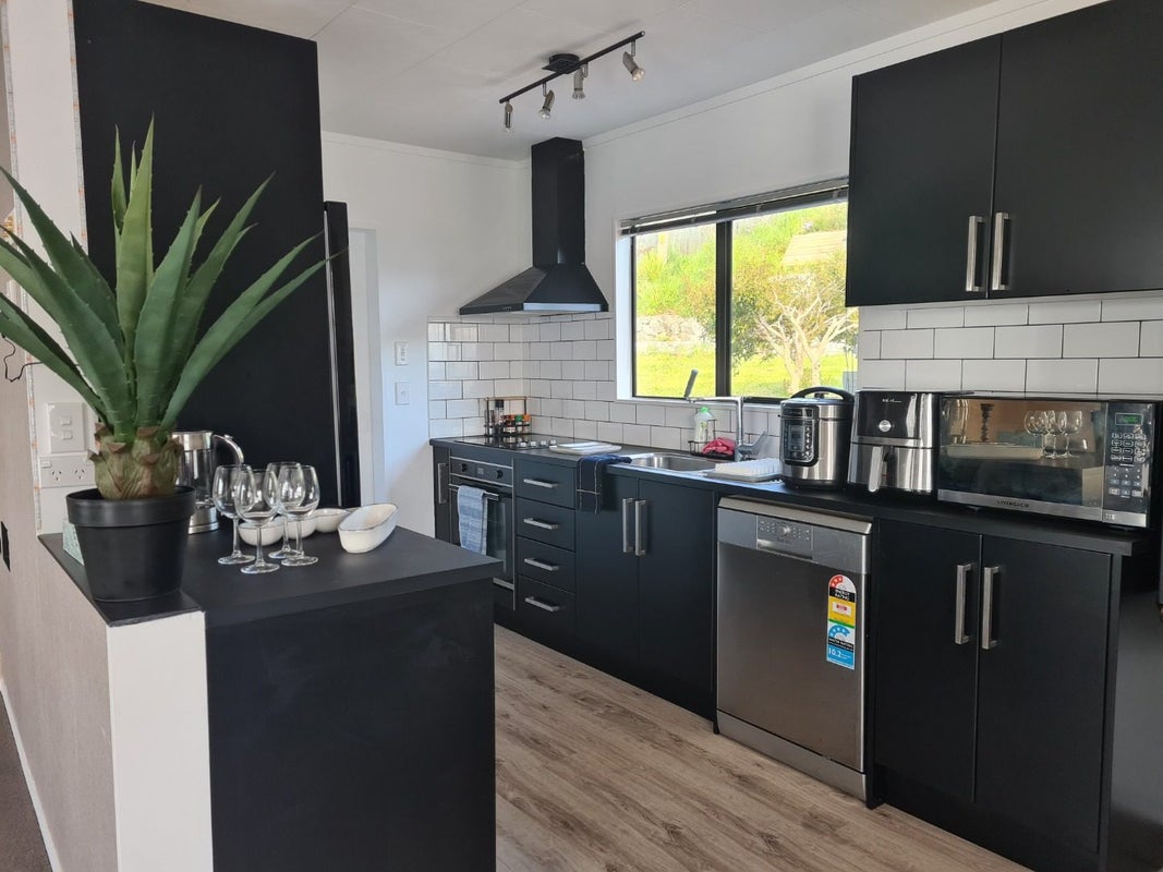 35 Almora View, Ascot Park, Porirua - Carousel 2