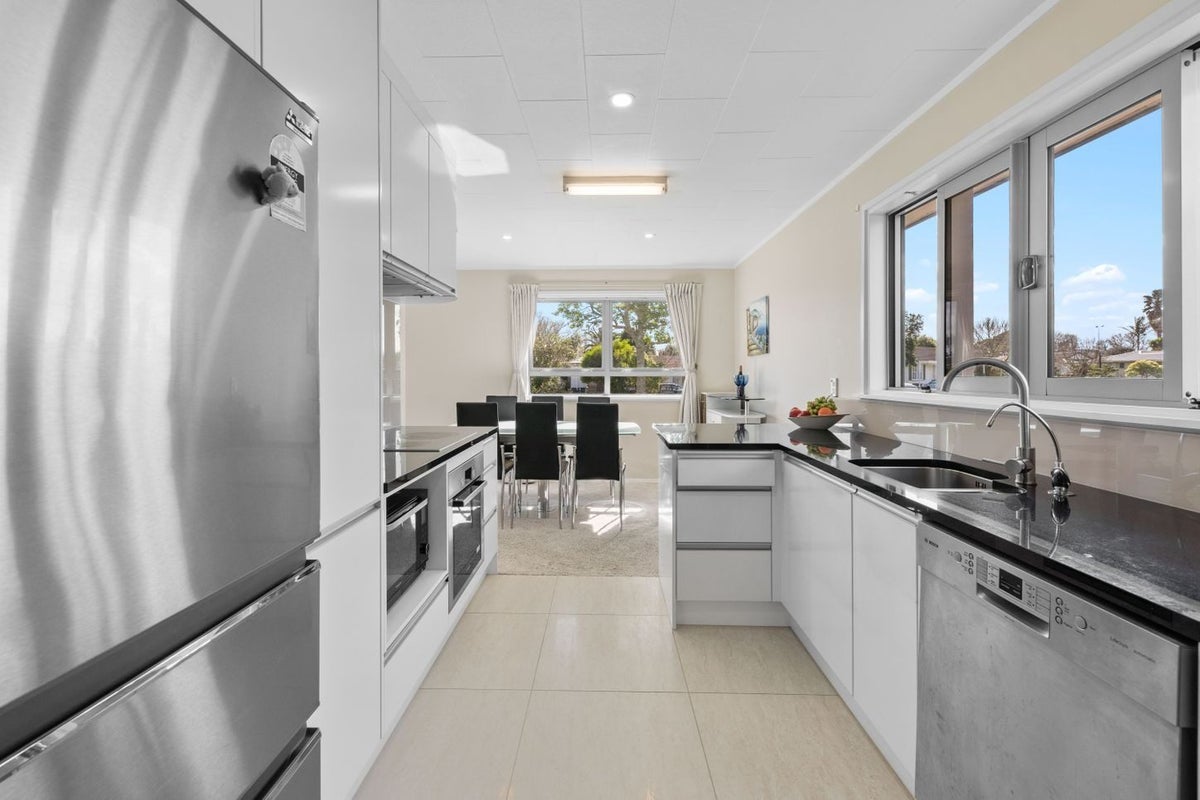 12 Hope Farm Avenue, Pakuranga Heights, Auckland - Carousel 1