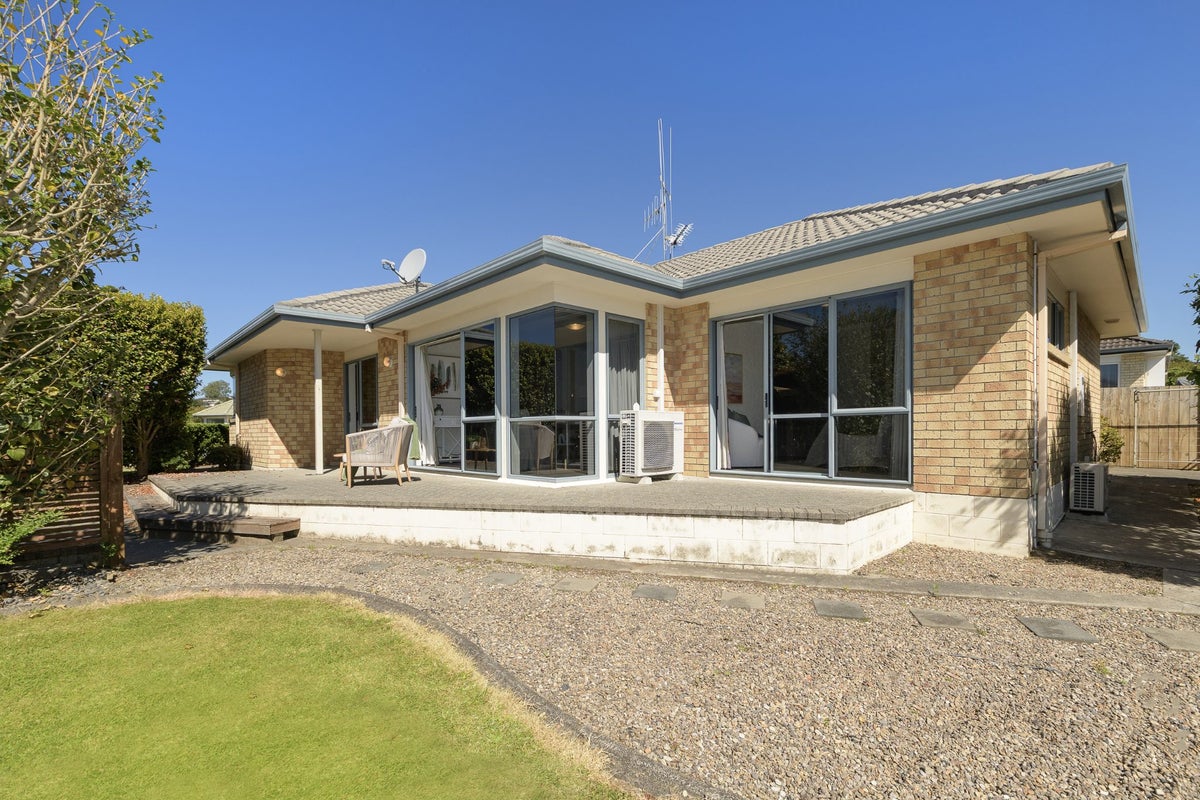 6 Donnington Place, Bethlehem, Tauranga - Carousel 1