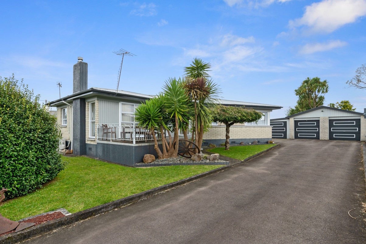 14 Fenruss Street, Fairy Springs, Rotorua - Carousel 1