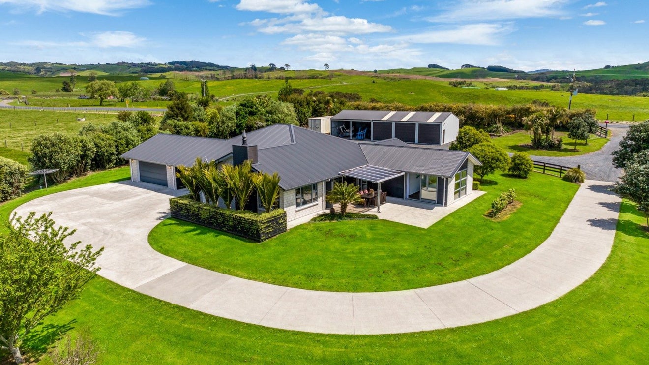890 Findlay Road, Pukorokoro / Miranda, Kaiaua - Carousel 1