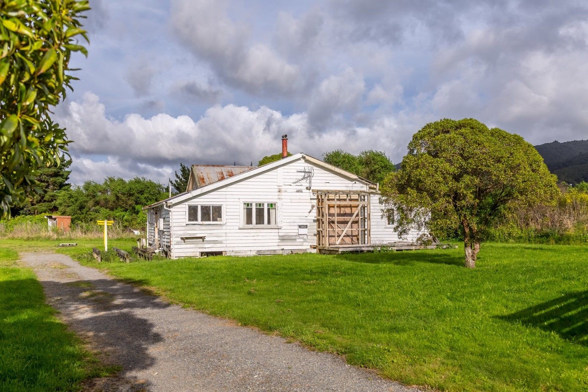 66 Woodward Street East, Featherston - Carousel 1
