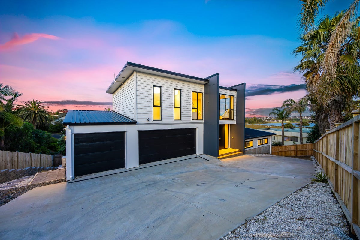 24 Ferntree Terrace, West Harbour, Auckland - Carousel 1