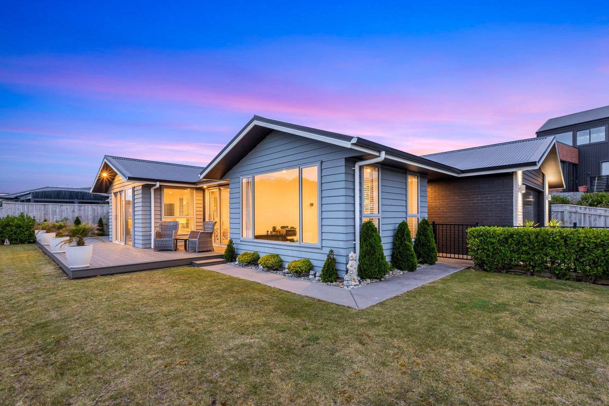 5 Margaret Shields Avenue, Aotea, Porirua - Carousel 1
