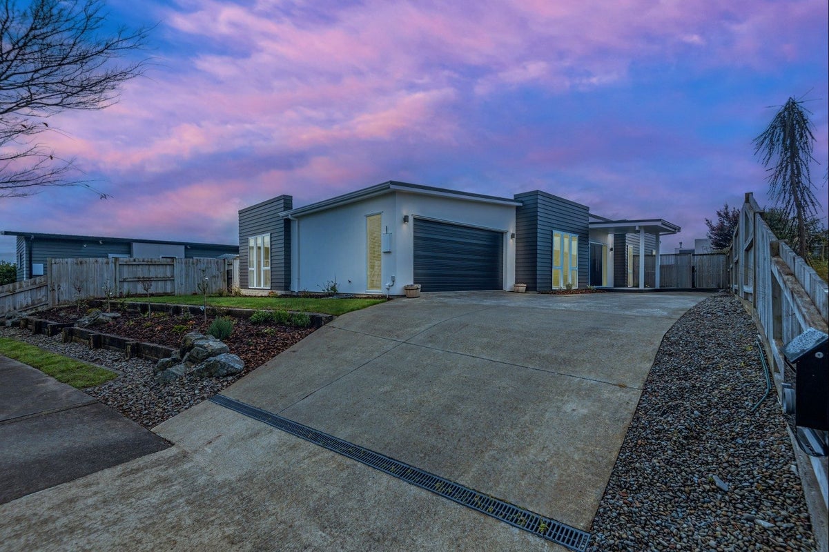 10 Monaco Grove, Fitzherbert, Palmerston North - Carousel 21