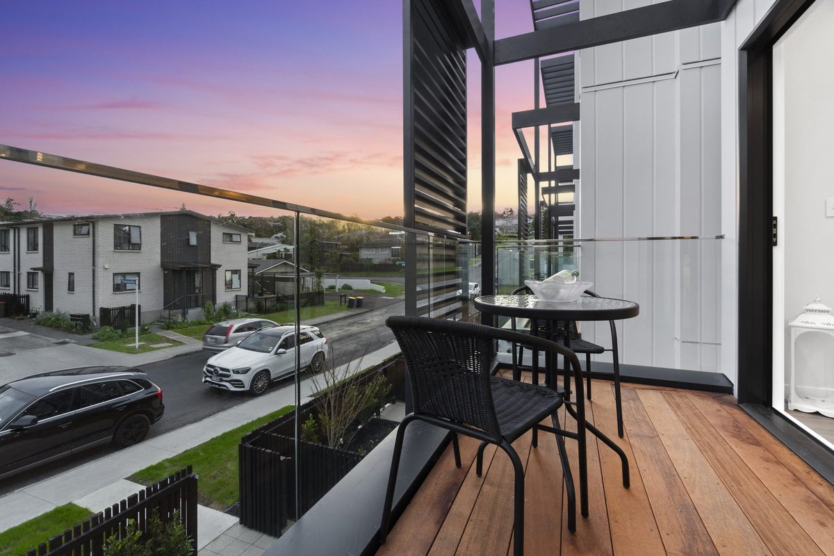 5E Agincourt Street, Glenfield, Auckland - Carousel 1