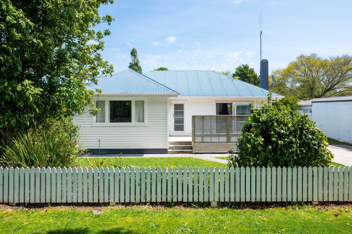 4 Sutton Crescent, Hillcrest, Hamilton - Carousel 1
