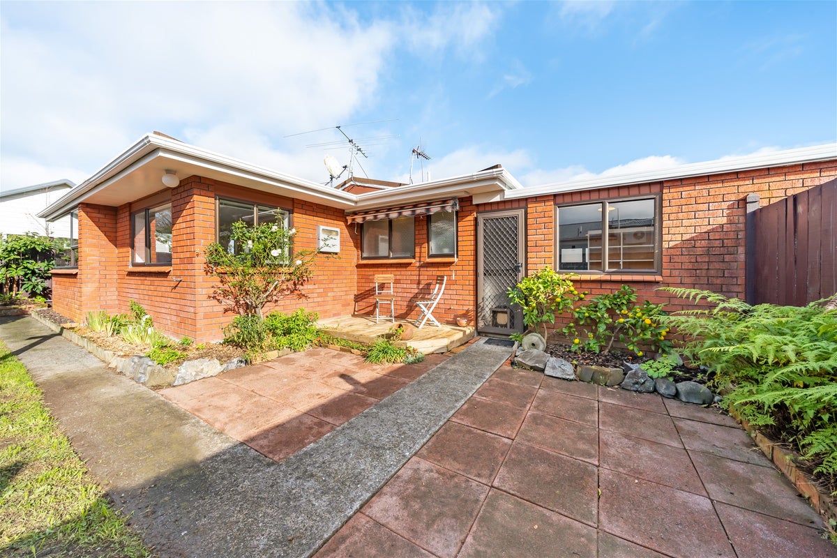 1/11 California Drive, Totara Park, Upper Hutt - Carousel 1
