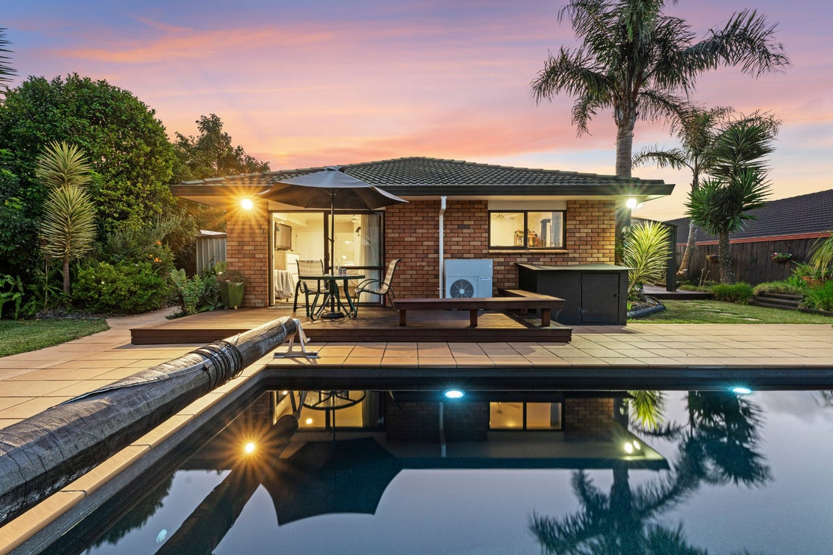 18 Perotti Place, Conifer Grove, Takanini - Carousel 2