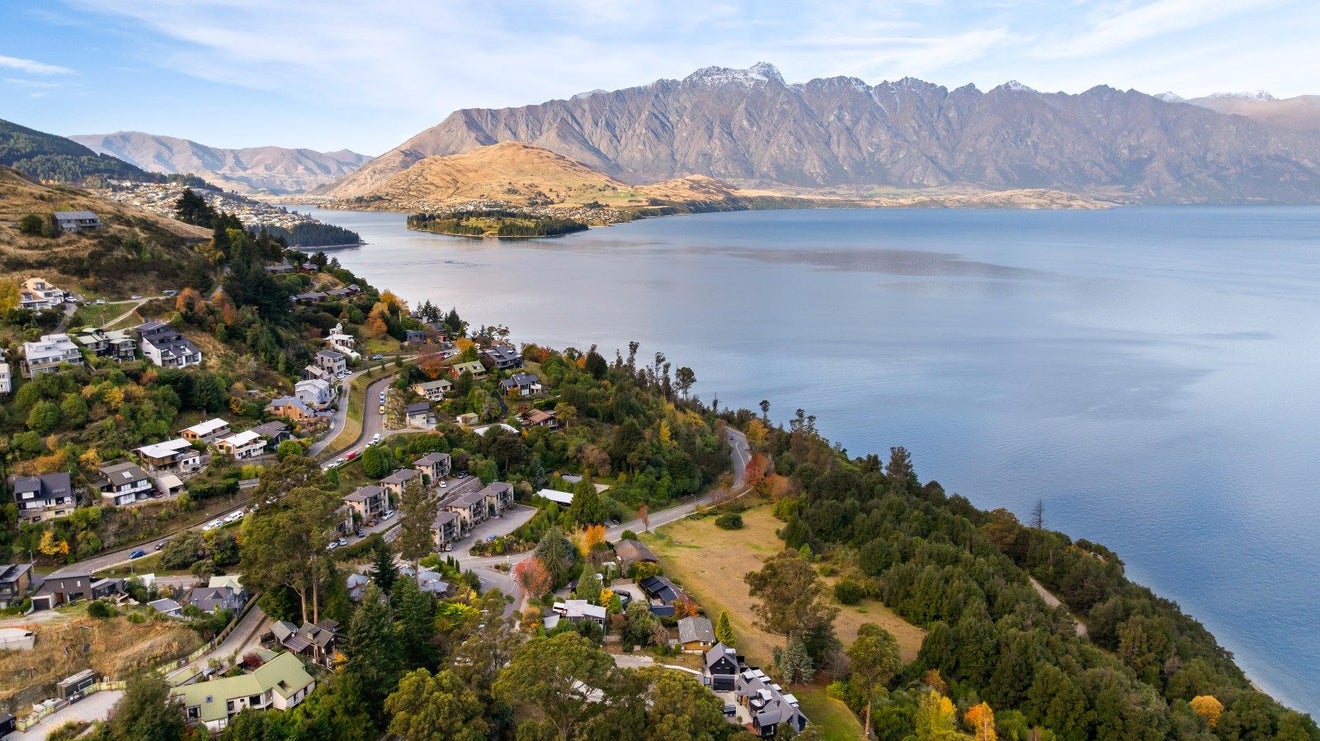 2/83 ARAWATA TCE, SUNSHINE BAY, QUEENSTOWN - Carousel 1
