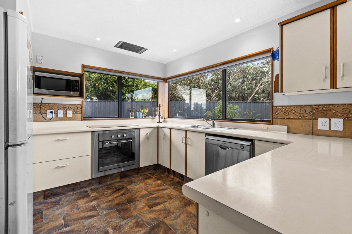 1311 Caroline Road, Mayfair, Hastings - Carousel 2