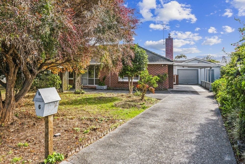 6 Walton Avenue, Waikanae - Carousel 1