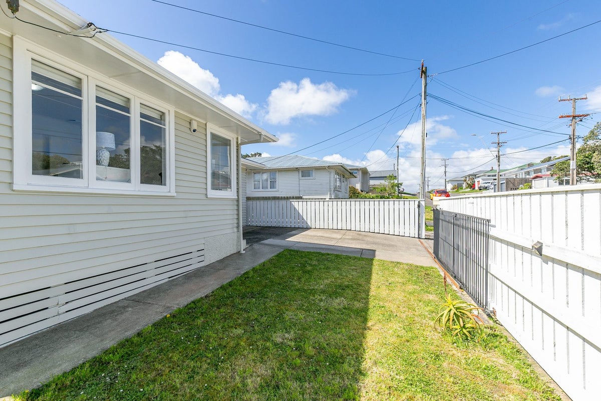 17 Kenmore Street, Newlands, Wellington - Carousel 13