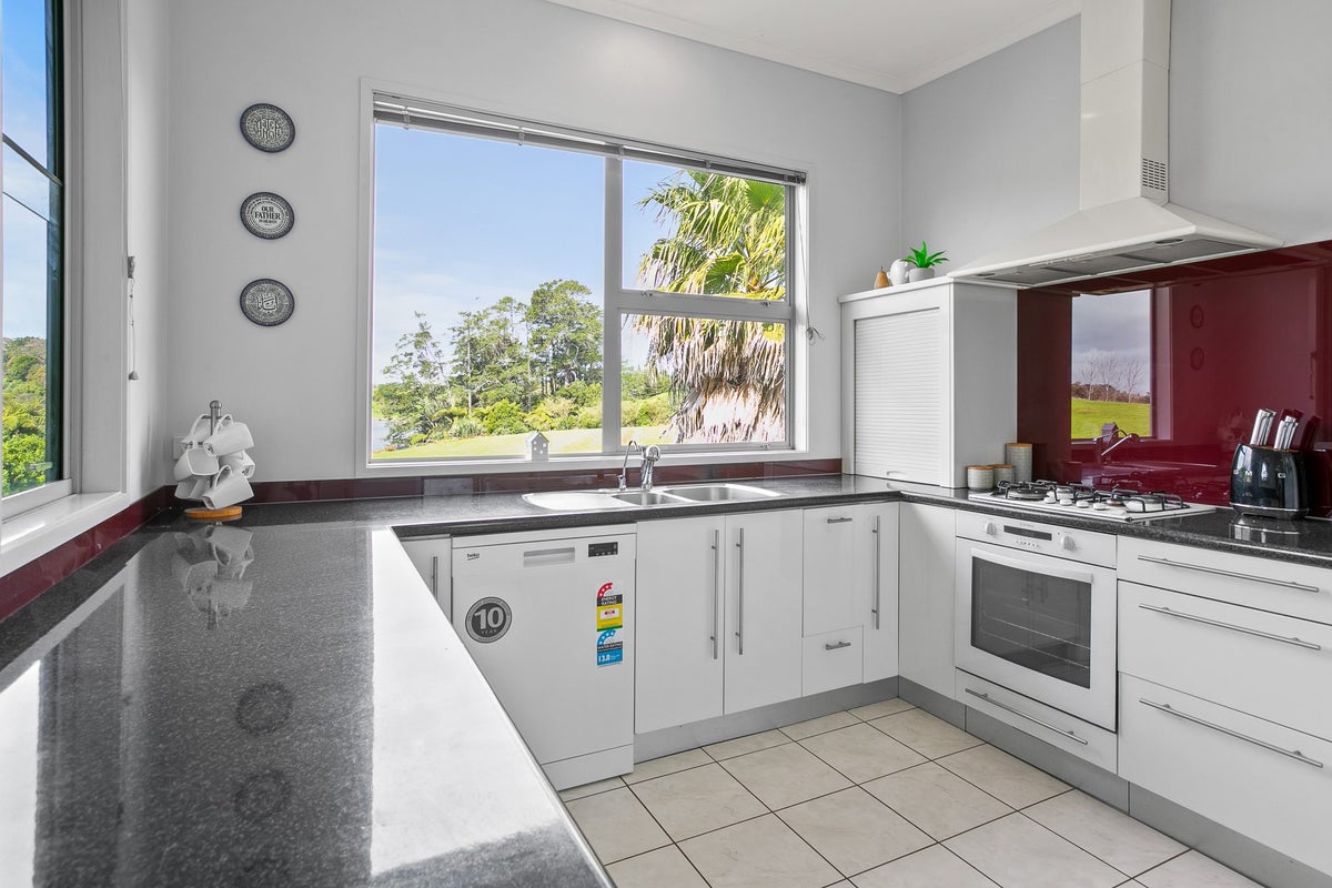 8 Kororako Grove, Whalers Gate, New Plymouth - Carousel 2