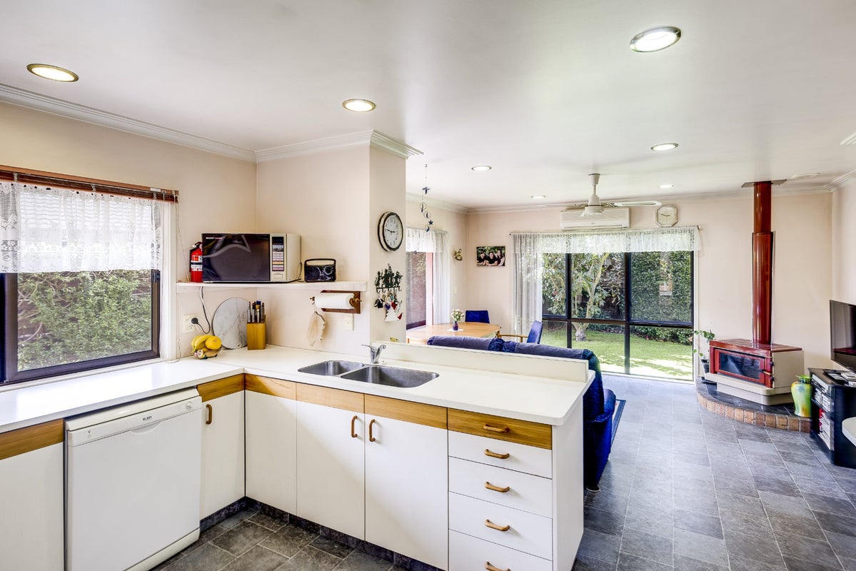 32 Kotuku Place, Taradale, Napier - Carousel 2