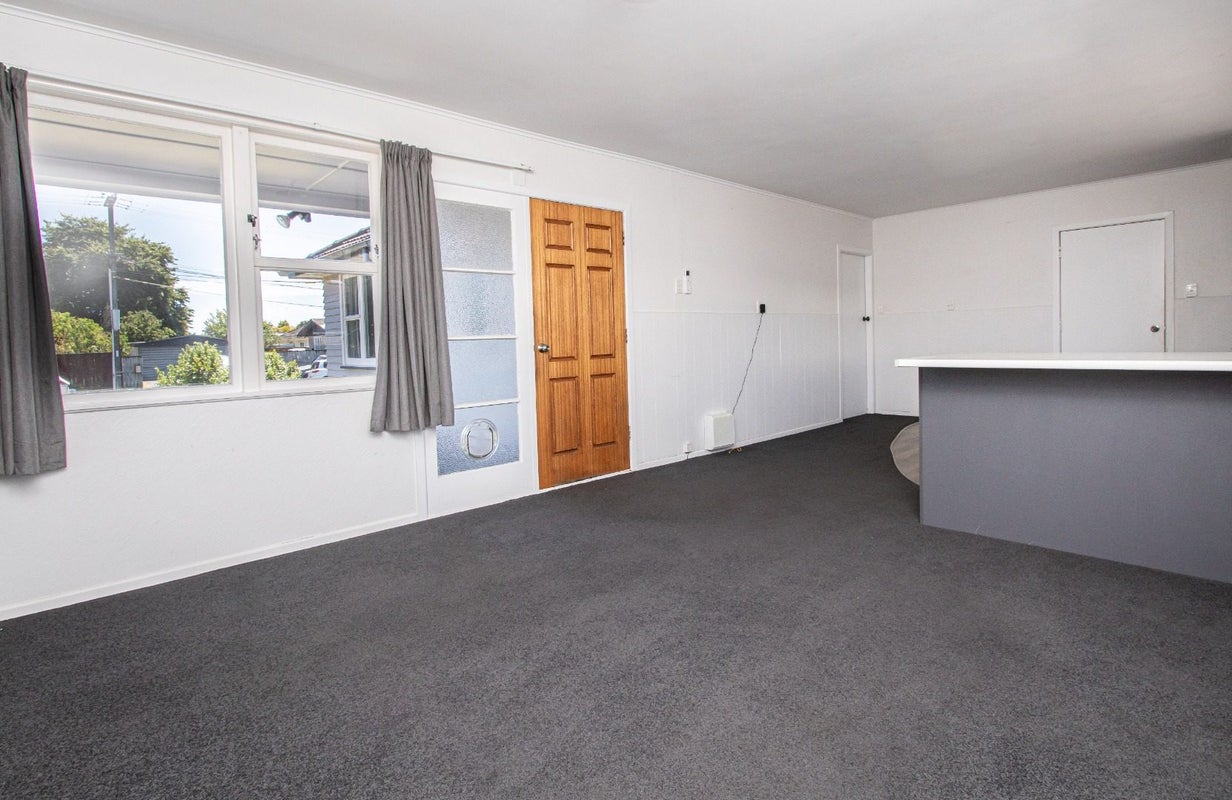 4 Barrie Crescent, Silverdale, Hamilton - Carousel 2