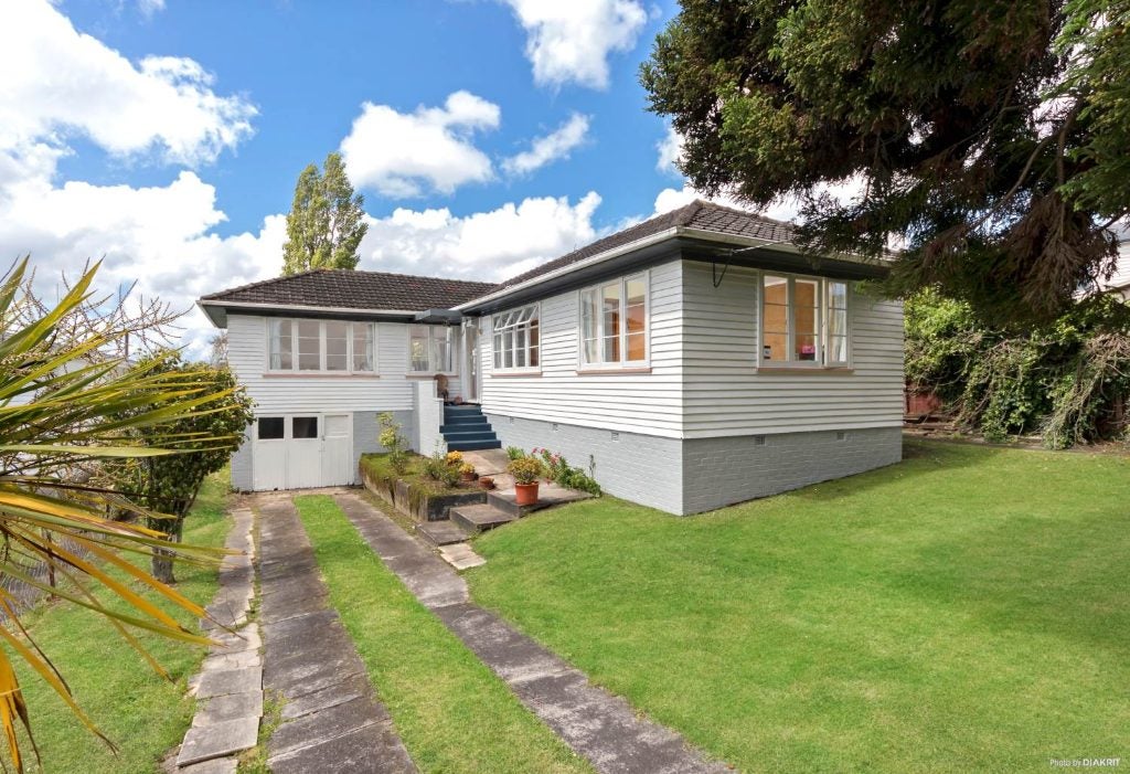 13 Netherlands Avenue, Kelston, Auckland - Carousel 1