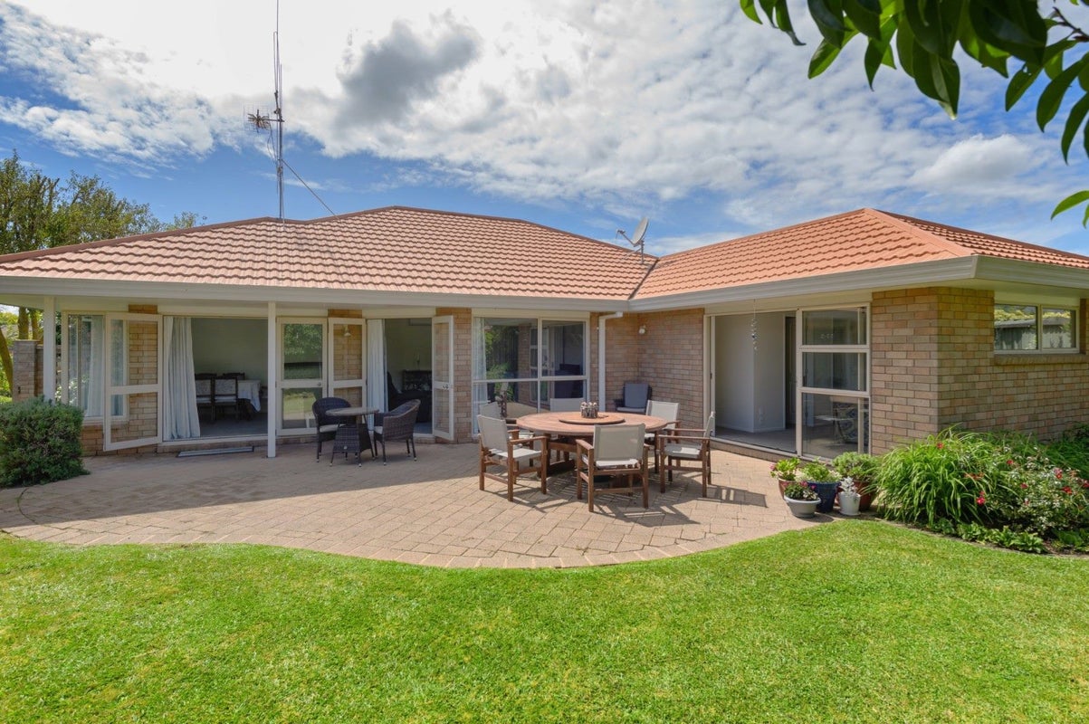 35 Admiral Crescent, Flagstaff, Hamilton - Carousel 1