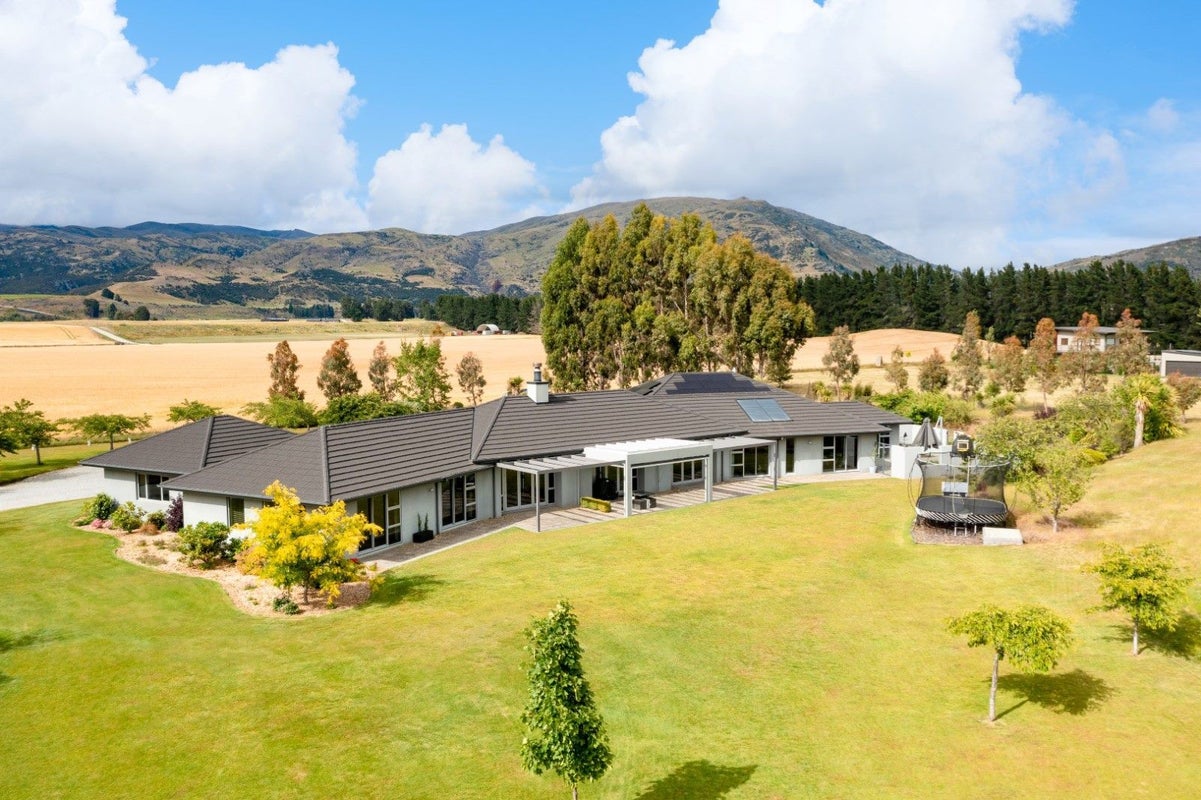 658 Ballantyne Road, Wanaka - Carousel 1