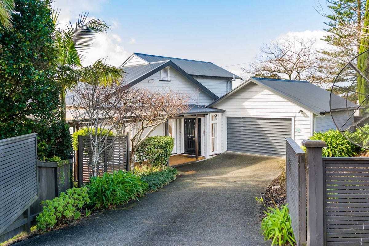 8 Penning Road, Castor Bay, Auckland - Carousel 2
